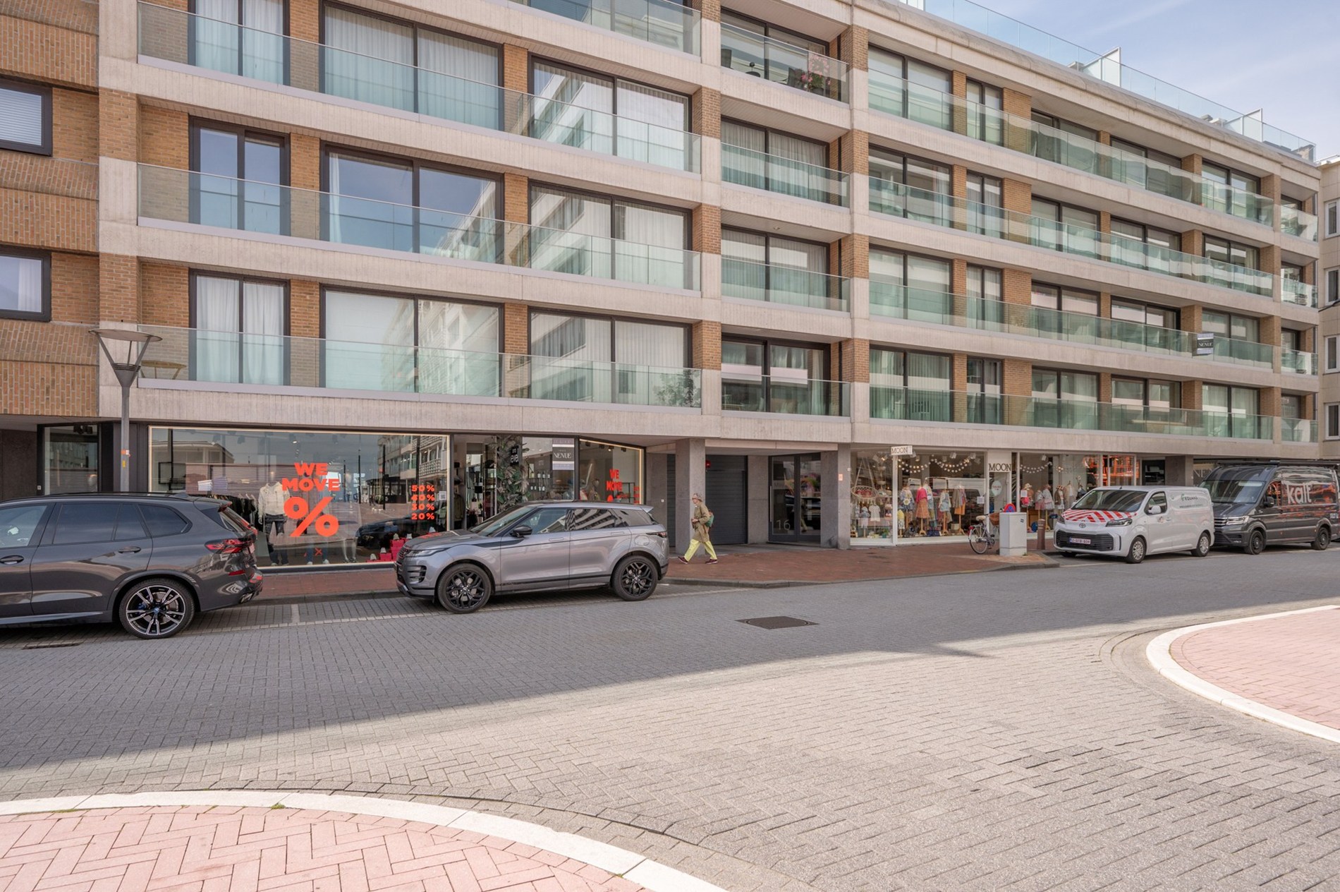 Appartement exclusivement rénové avec 3 chambres à vendre près de la plage d'Albert et de la place de la Lumière. 