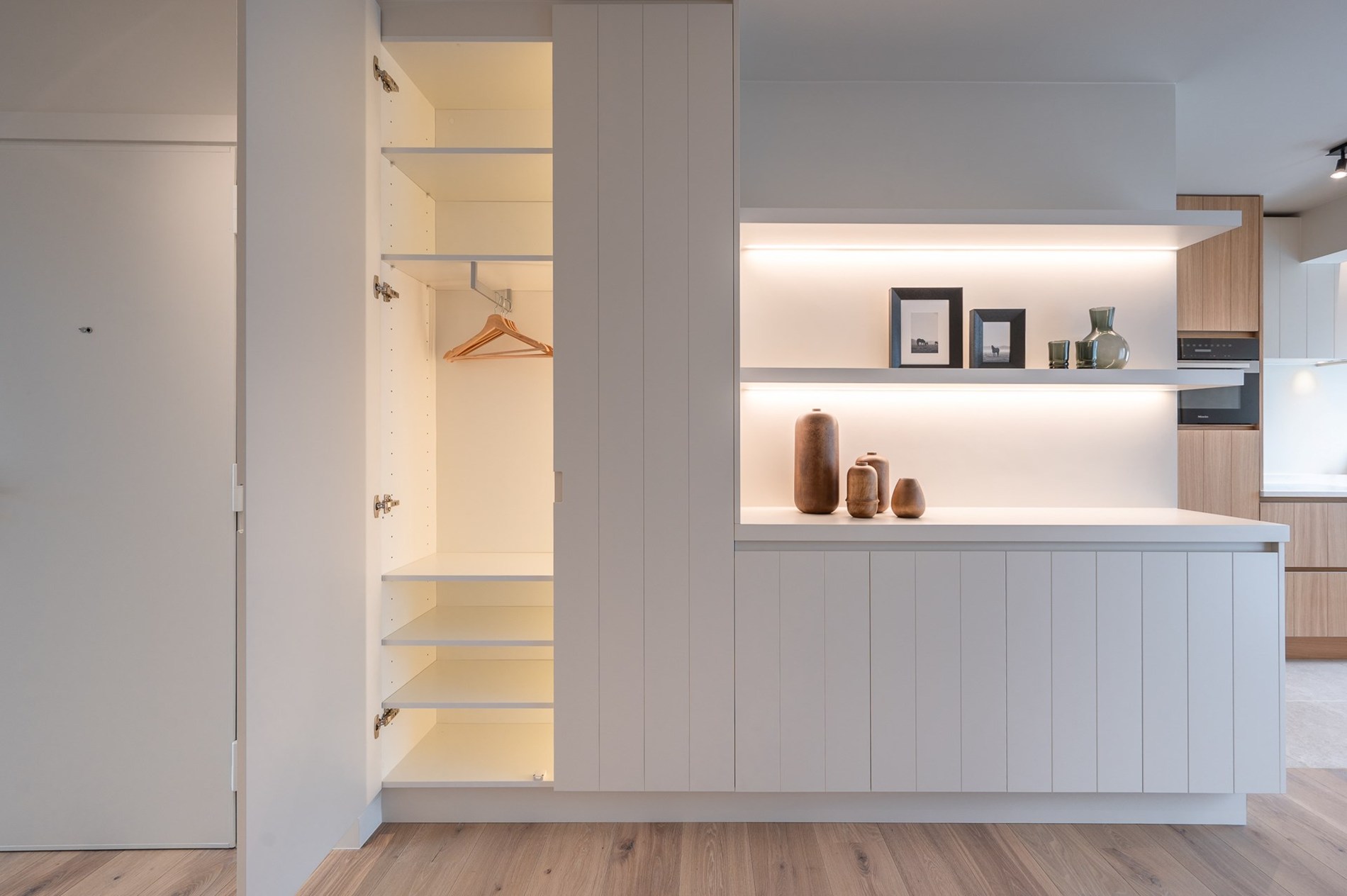 et strand.Magnifique appartement en duplex magnifiquement rénové avec vue latérale sur la mer, 2 chambres à coucher complètes, 2 grandes terrasses et un niveau de finition exceptionnel, situé à quelqu 