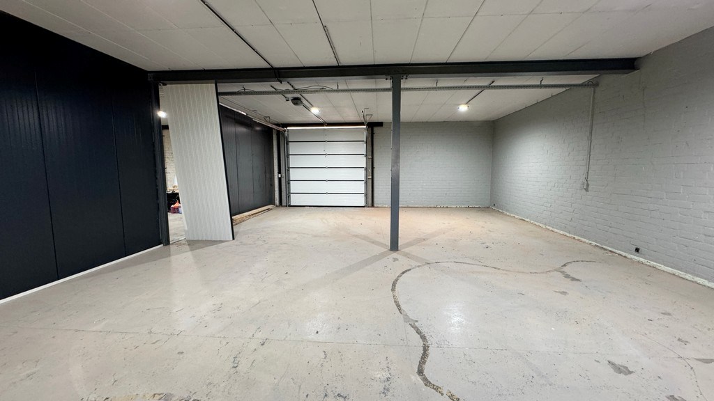 Gerenoveerd kantoor met magazijnen te huur nabij N16 te Temse