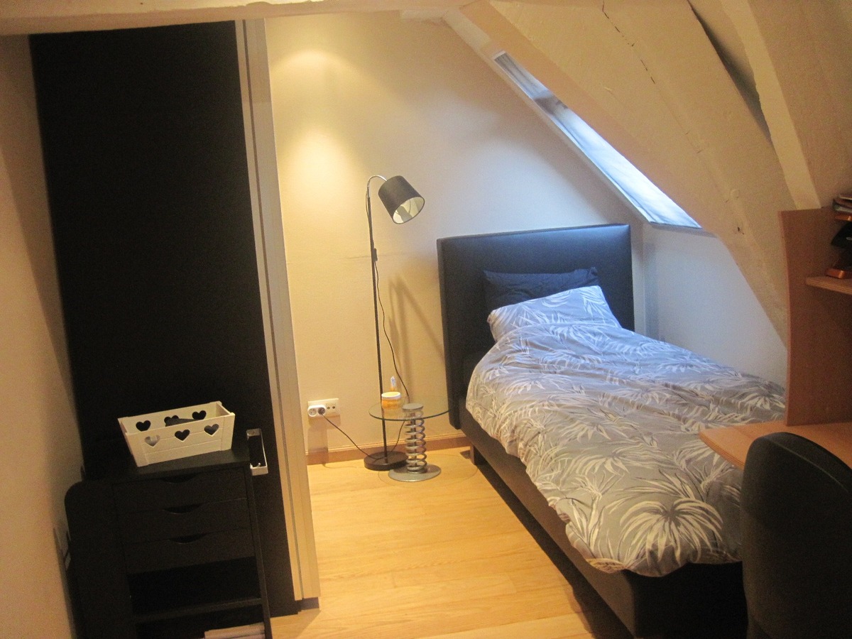 Duplex-appartement (bemeubeld) op unieke liggng. GEEN VASTE KOSTEN. 