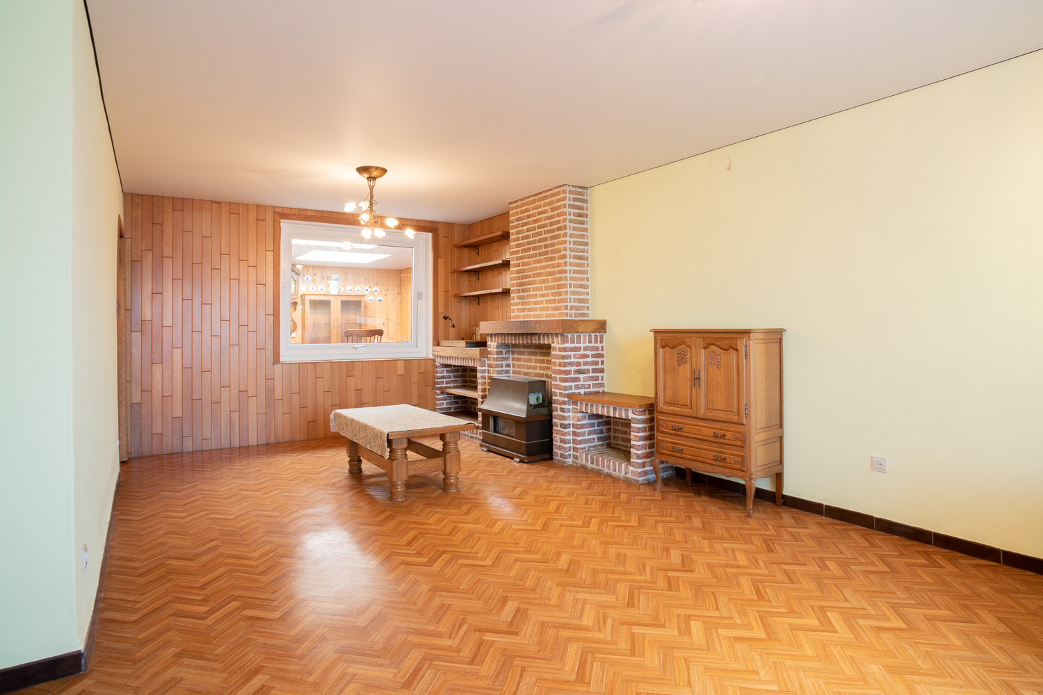 Halfopen woonhuis met grote, zonnige tuin op rustige ligging 