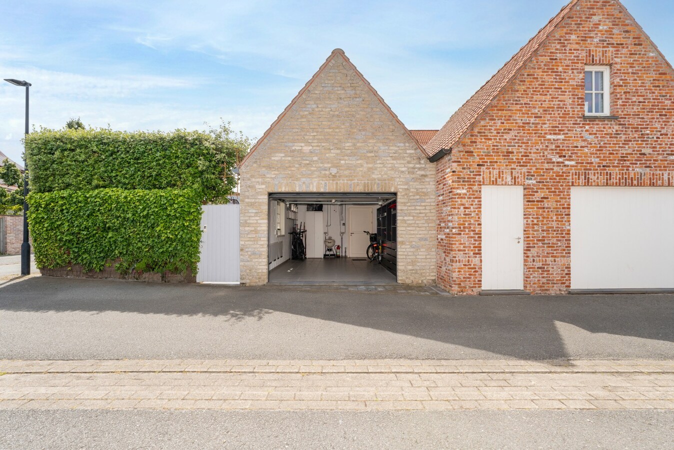 Instapklare gezinswoning met garage in Heulebrug. 