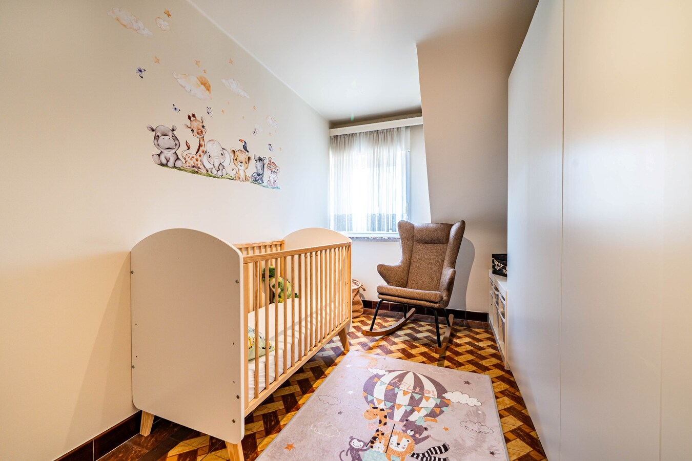 Gezinswoning met ruime opslagplaats en carport in het centrum van Ouwegem 