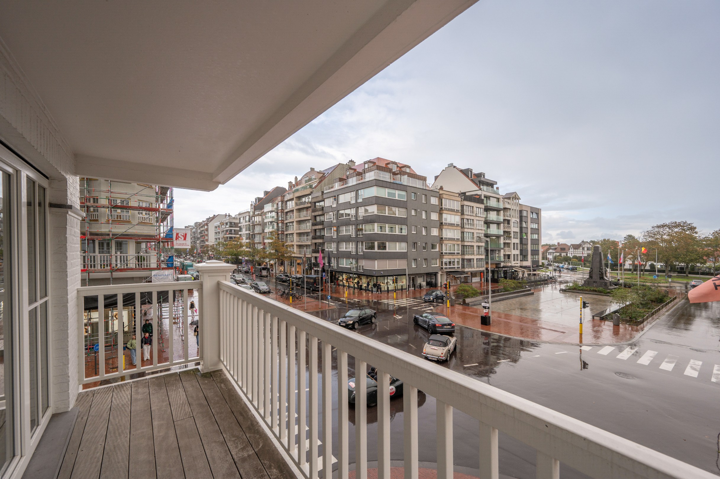 Uitzonderlijk lichtrijk hoekappartement van 150 m² met open zicht op het Burgemeester Frans Desmidtplein – inclusief 2 autostandplaatsen 