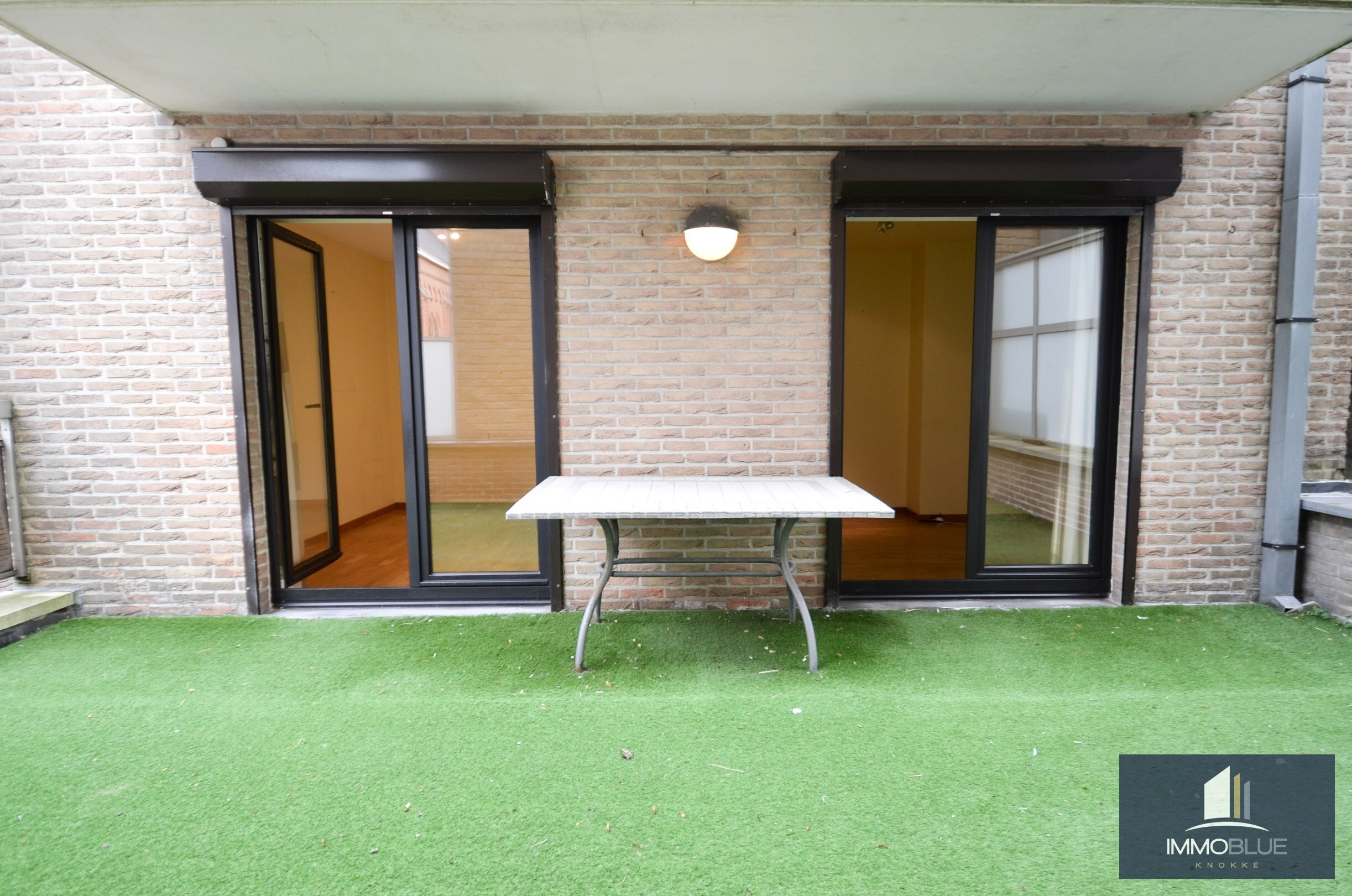 Lichtrijk hoekappartement met ruime terrassen gelegen in een klein residentie. 