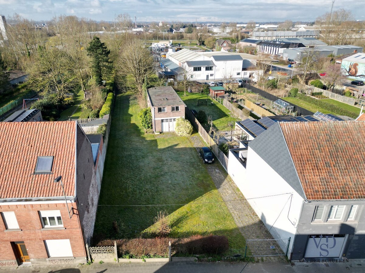 Bijgebouw met bouwgrond 