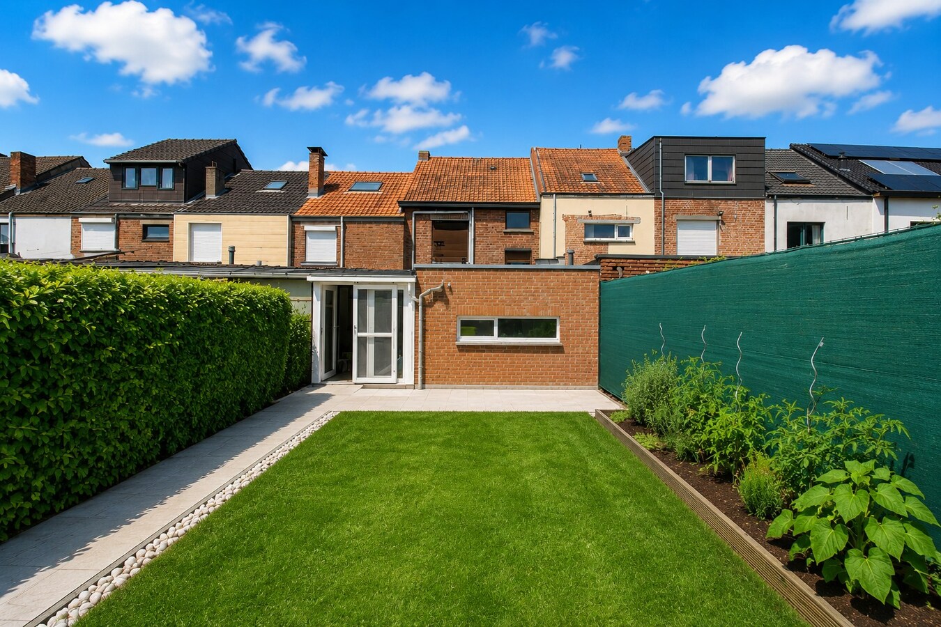 Rustig gelegen en instapklare gezinswoning met 3 slaapkamers, 2 badkamers en diepe tuin in Temse! 