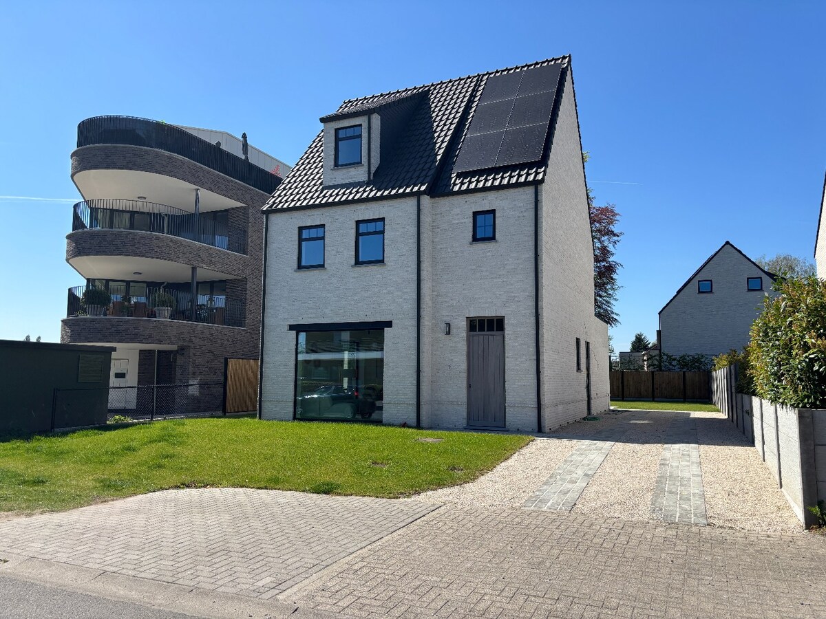 Nieuwbouwwoning met West-tuin in het centrum van Schilde 