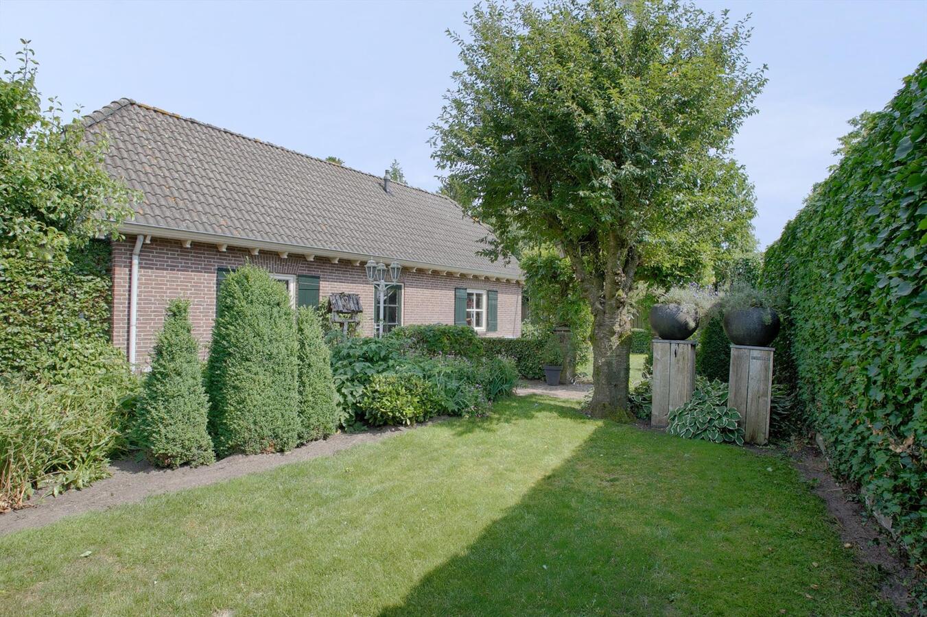 Vrijstaande woning met grote garage, 4 slaapkamers en ruime zolderverdieping. 