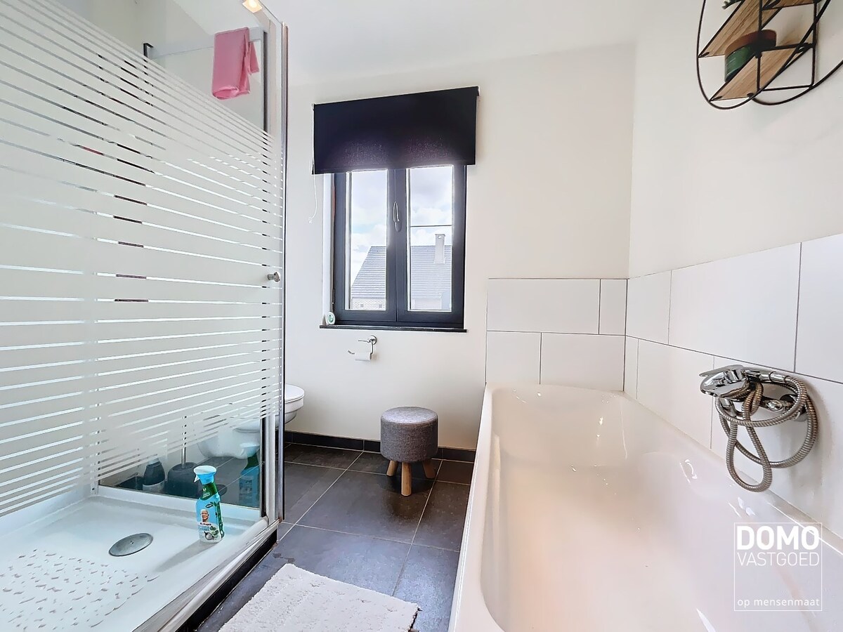 VOLLEDIG GERENOVEERDE HALOPEN BEBOUWING MET 3 SLAAPKAMERS IN HARTJE KERMT 