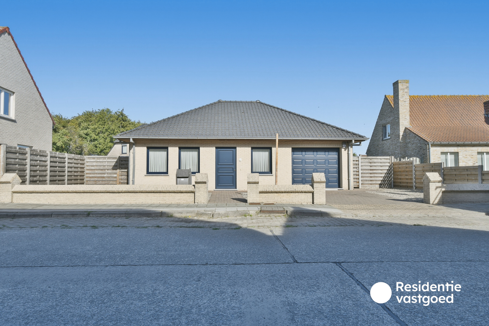 Verzorgde alleenstaande bungalow met tuin, garage en groot terras in het rustige Ettelgem 