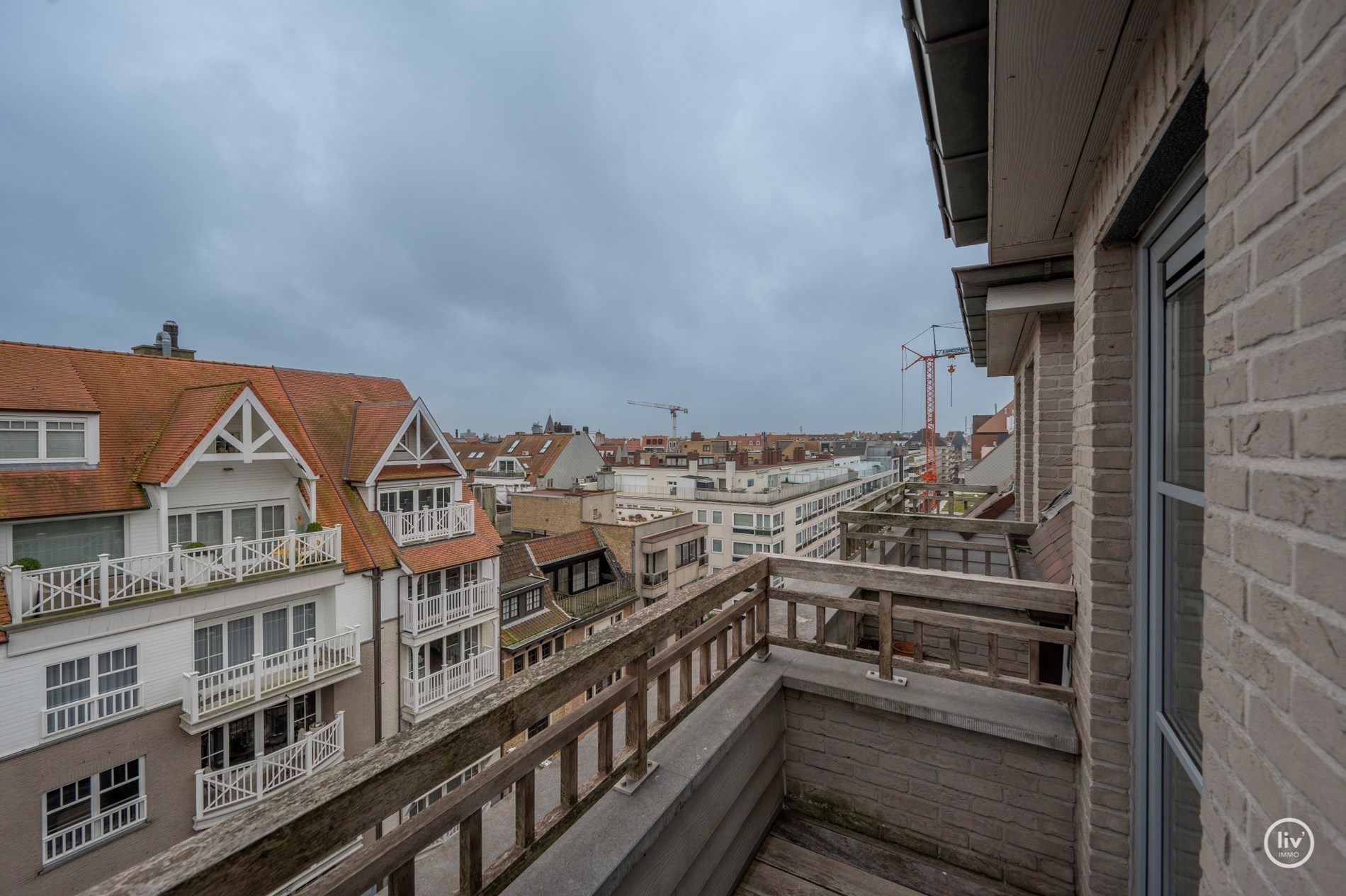 Uniek afgewerkt duplex dakappartement met mooie terrassen gelegen aan de zuidkant van de Kustlaan, vlakbij het Driehoeksplein. 