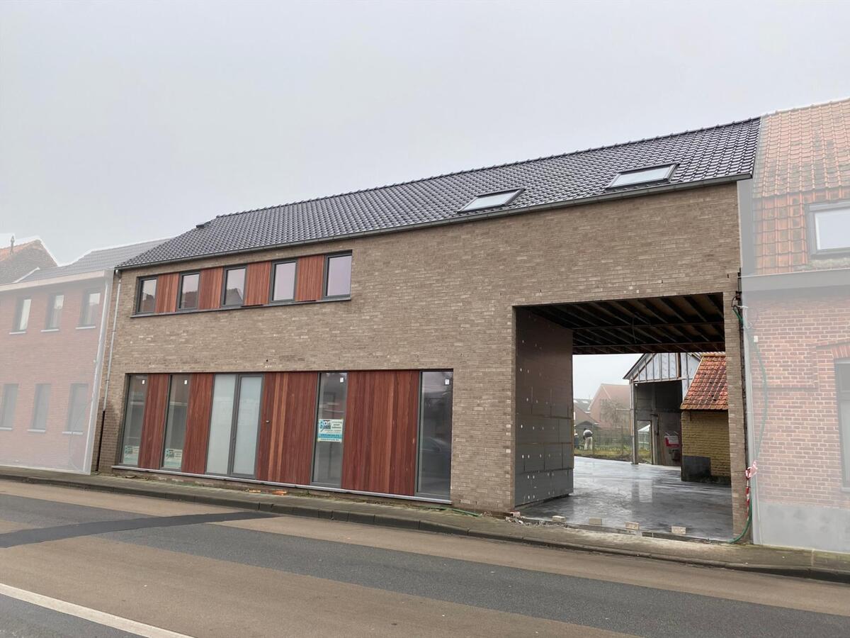 Ruime, energiezuinige nieuwbouwwoning met loods te Brielen 