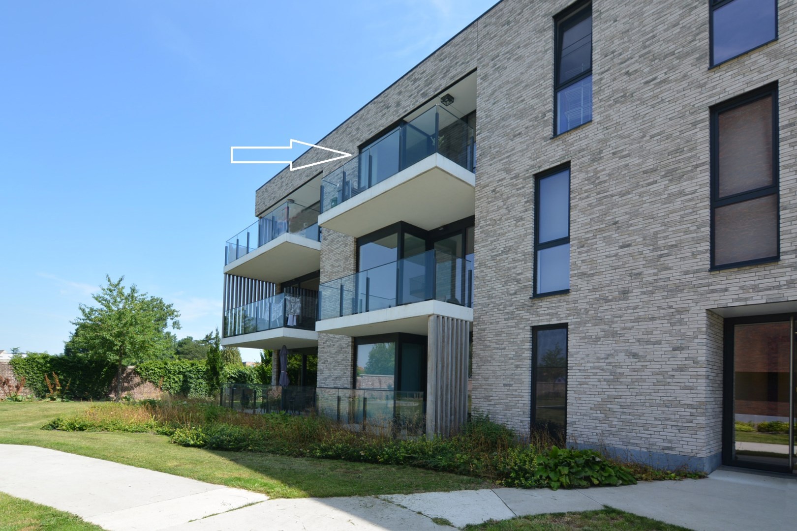 Modern, energiezuinig appartement met 2 slpks, terras, autostaanplaats en kelderberging. 