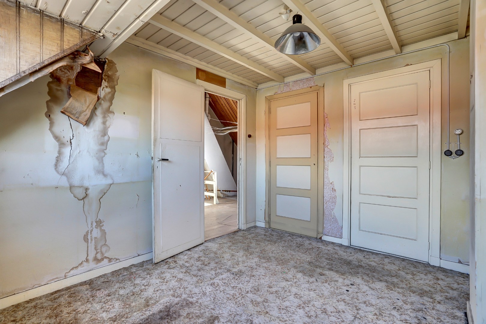 Unieke kans?! Zelf transformeren vanuit de vorige eeuw naar uw eigen hedendaagse smaak, dat kan met deze 5-kamer tussenwoning met 20m diepe tuin! 