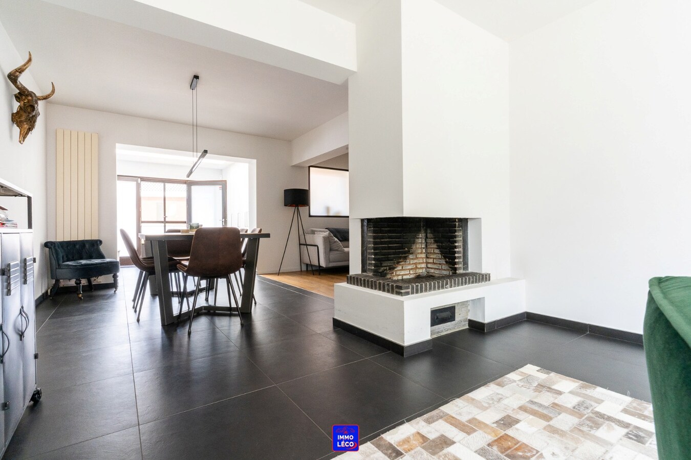 3 façades rénovée avec jardin, double garage, parking 2voit., COUP DE COEUR !! 