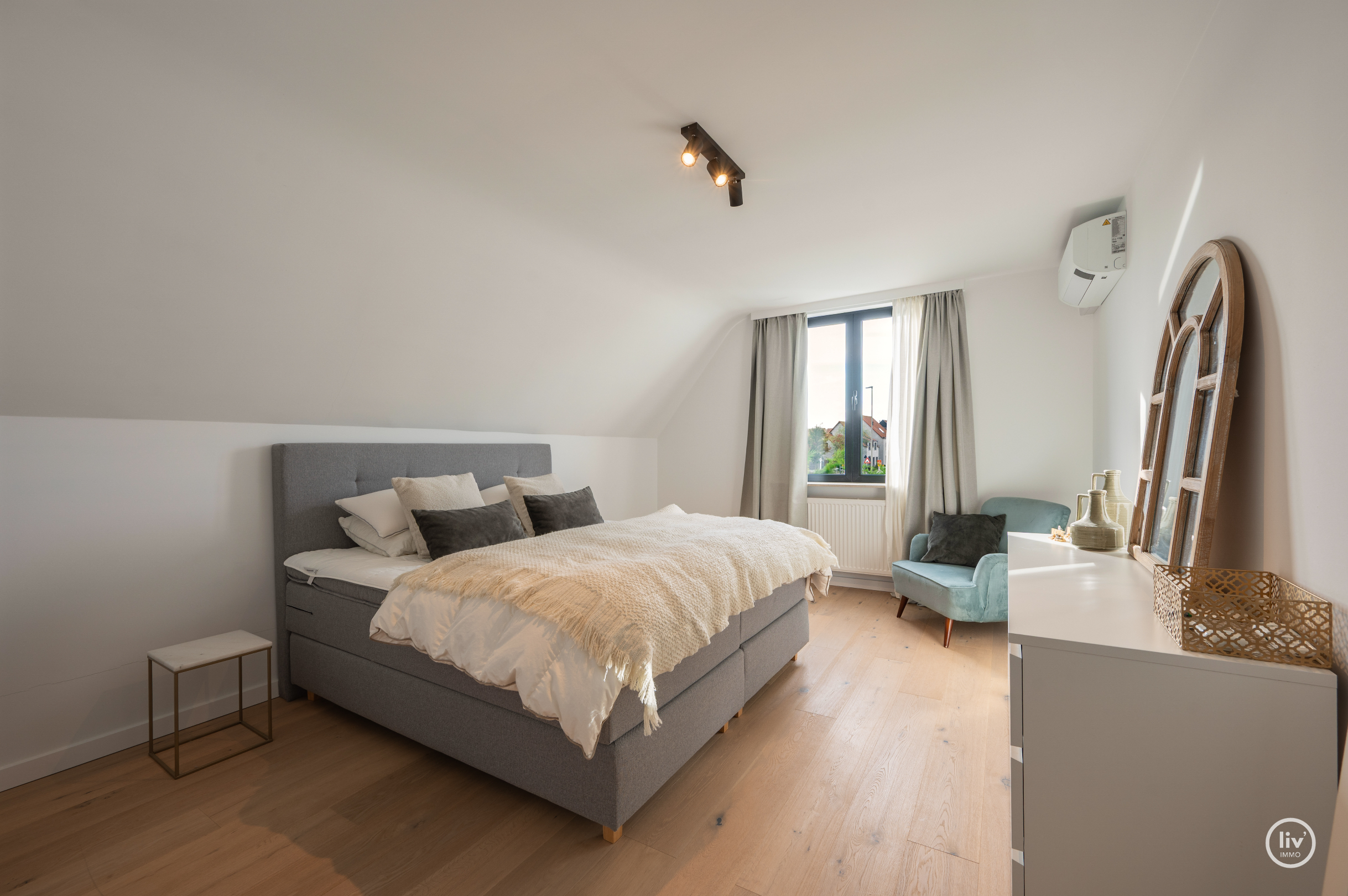 Magnifique villa rénovée avec toit de chaume, bien située près de Duinenwater à Knokke. 