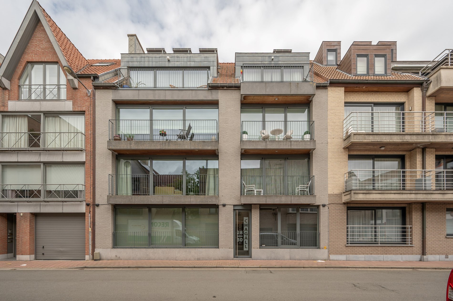 Lichtrijk appartement met dubbele terras en ruime lichtrijke leefruimte 