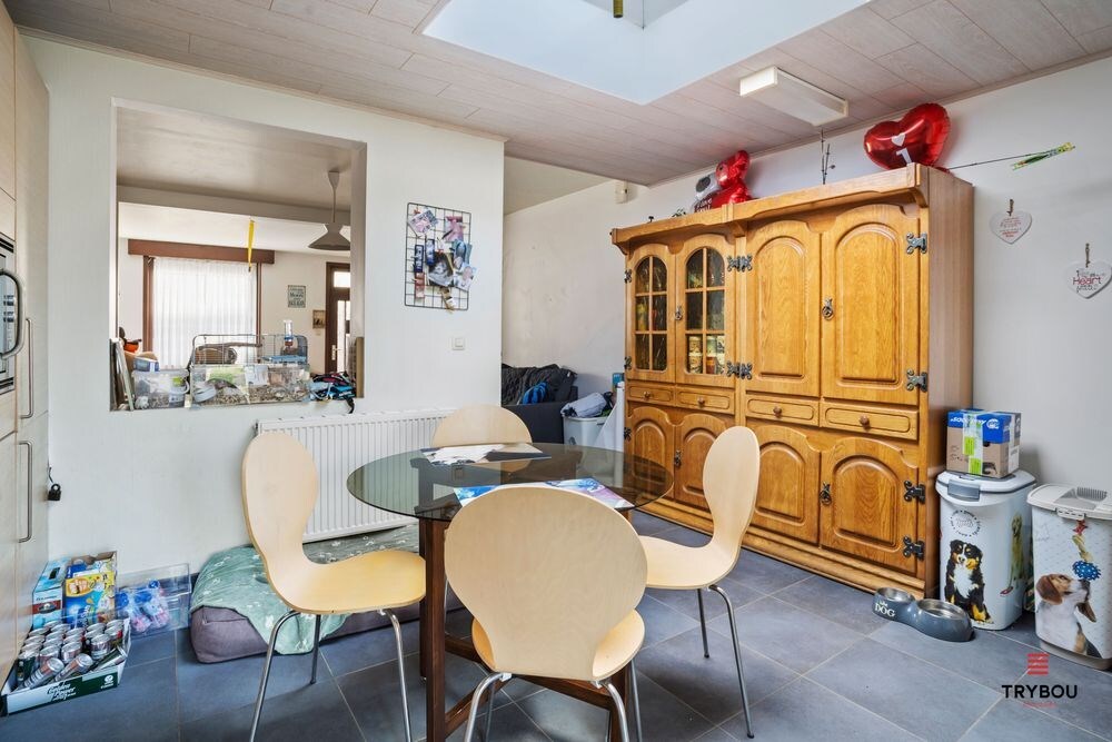 Centraal gelegen starterswoning op ruim perceel van 1658 m² 