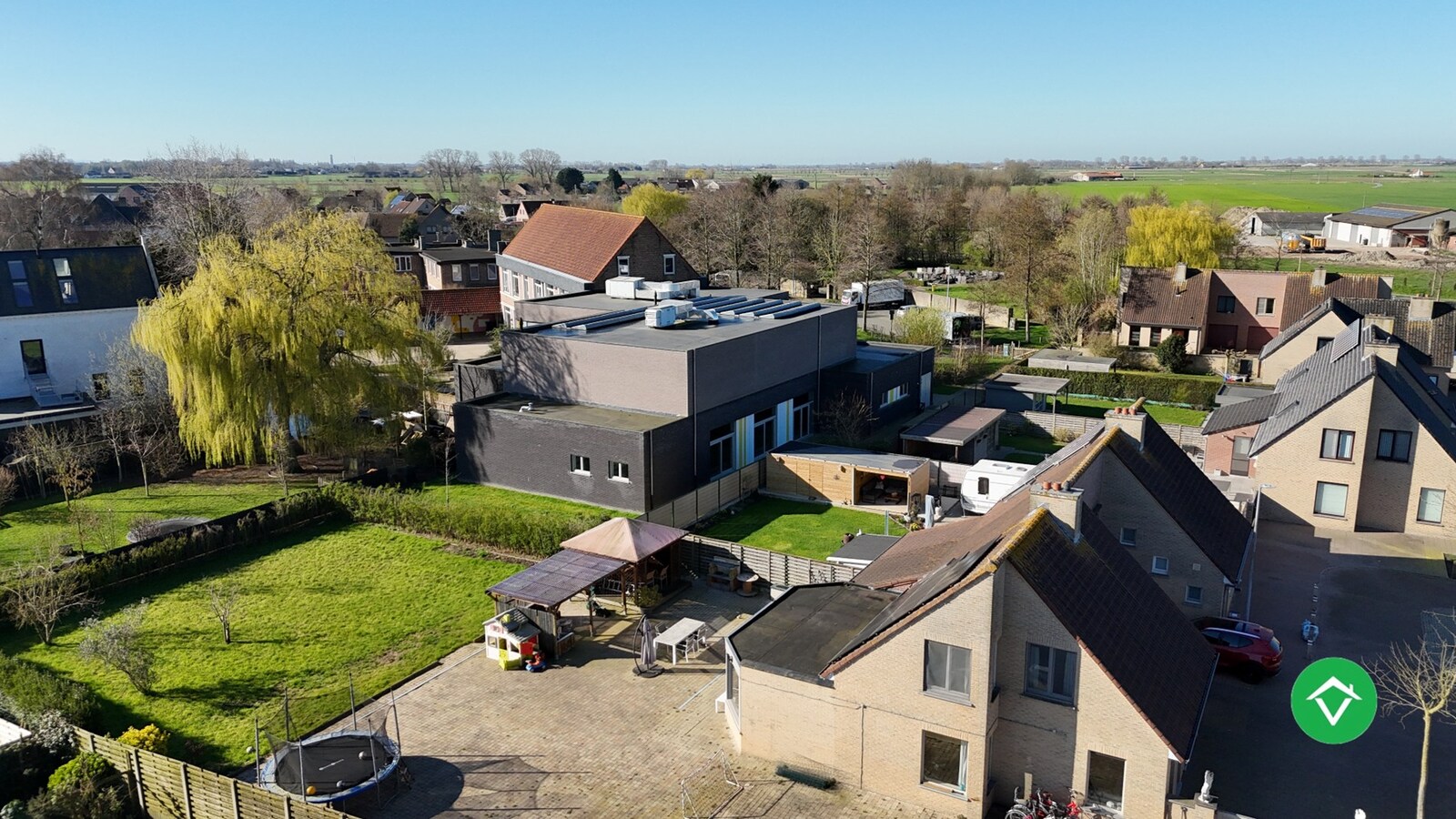 Statige gezinswoning met zonnige tuin, drie slaapkamers en topligging in Leke 