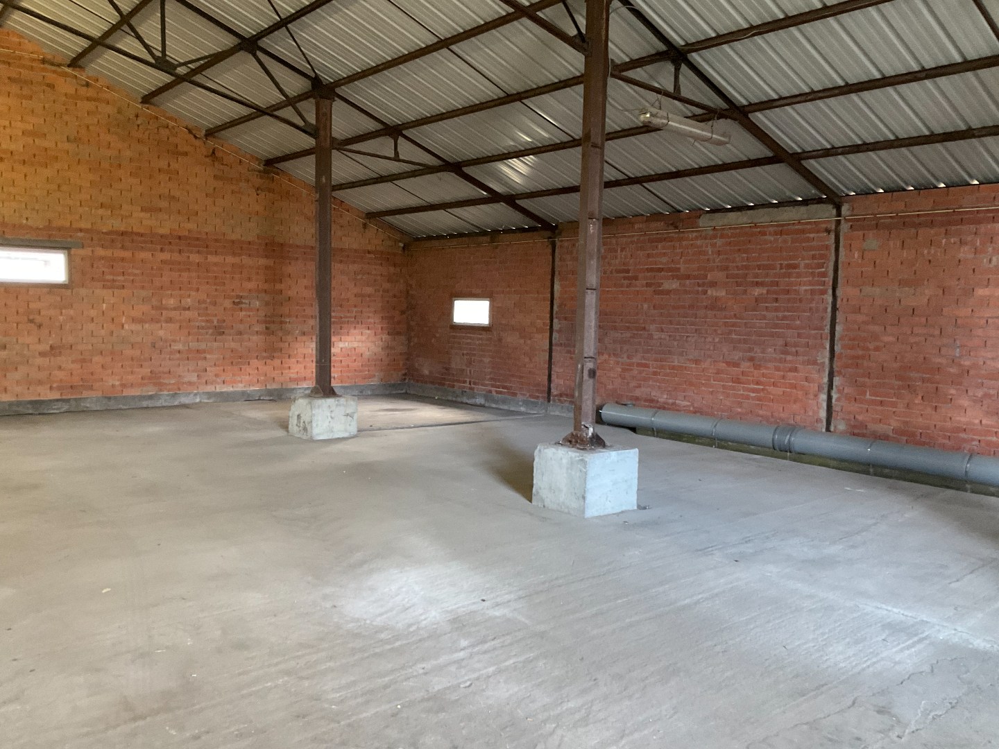 Ruime loods/opslagruimte (300 m²), gunstig gelegen te Lichtervelde 