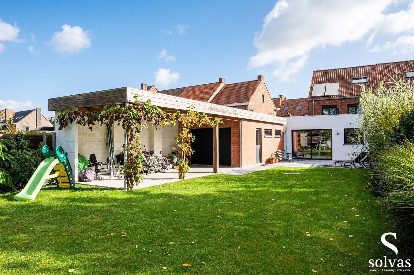 Halfopen gezinswoning met 4 slaapkamers, garage en zonnepanelen – Eeklo 