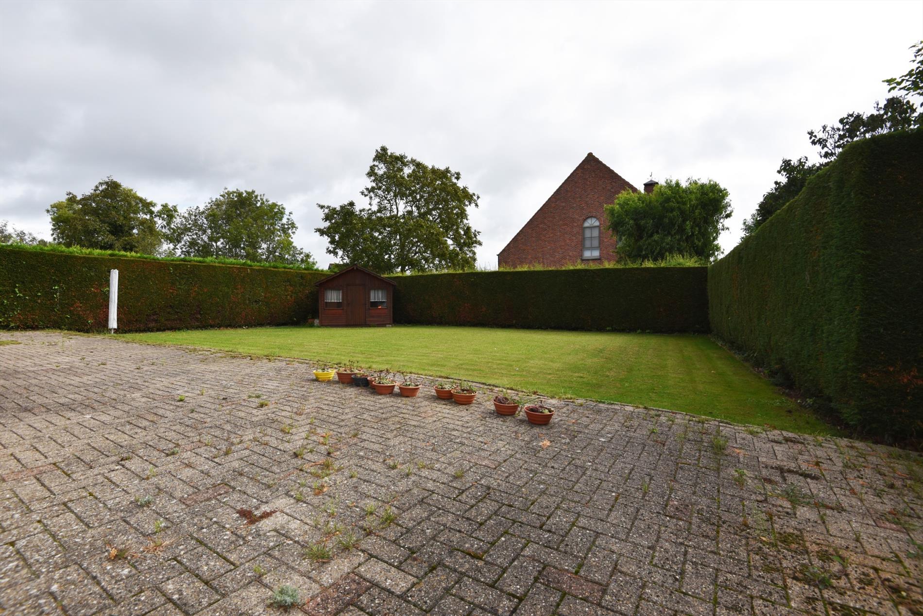 Ruime bungalow met 3 slpks, garage en tuin te WATERVLIET. 