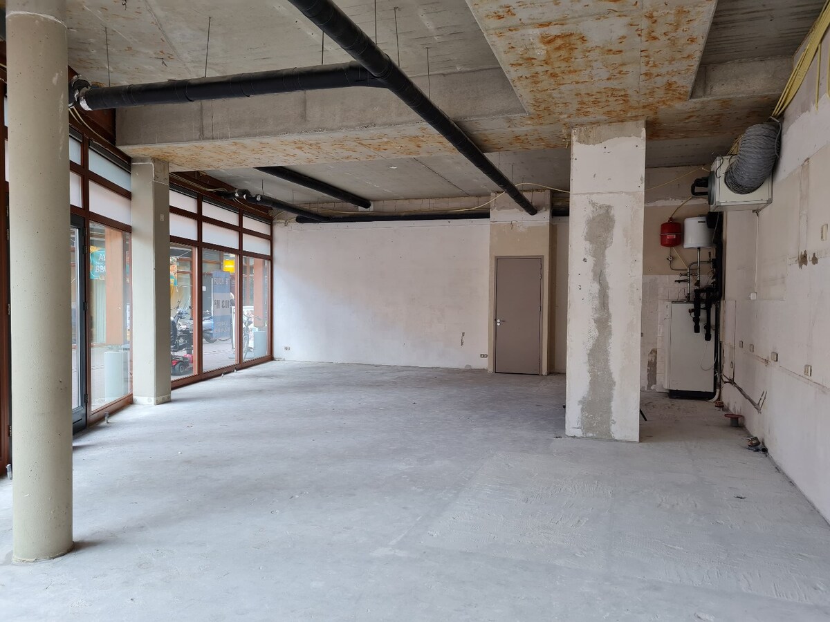 Modern winkelpand / broodjeszaak / restaurant / lunchroom op een A1-locatie in het centrum van Goirle aan de Hovel 34 