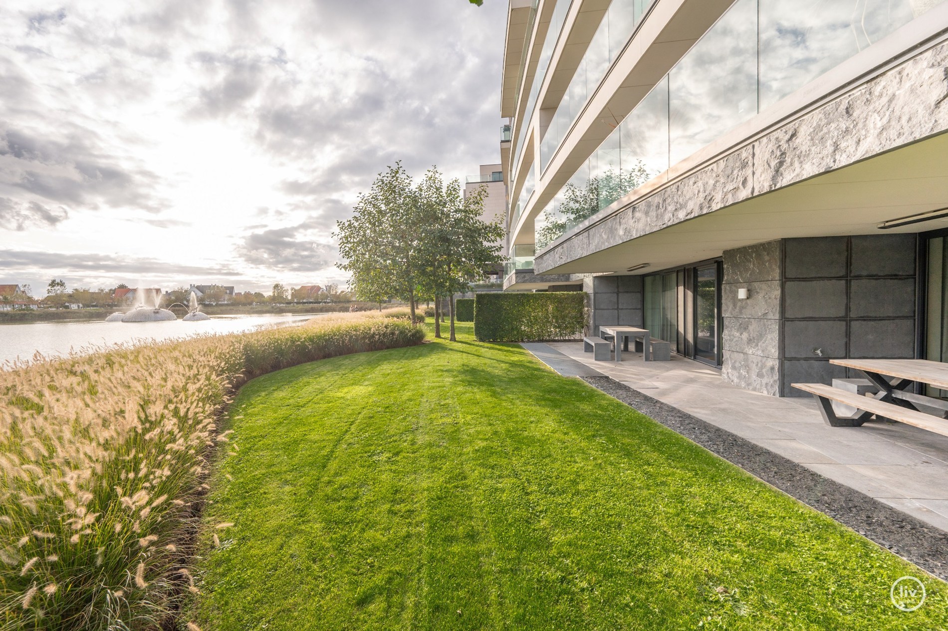 Breed en luxueus afgewerkt tuinappartement met wijde zichten op het meer. 