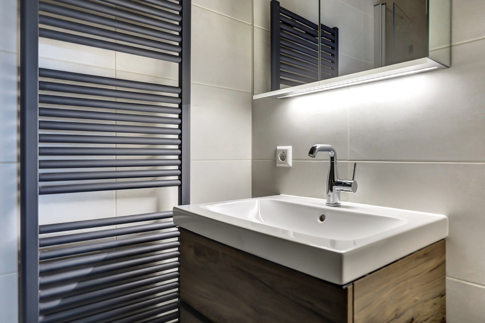 Nieuw en instapklaar 3-kamer appartement op de zevende verdieping met luxe keuken en badkamer, riant uitzicht over de omgeving en naar het centrum van Rotterdam. 