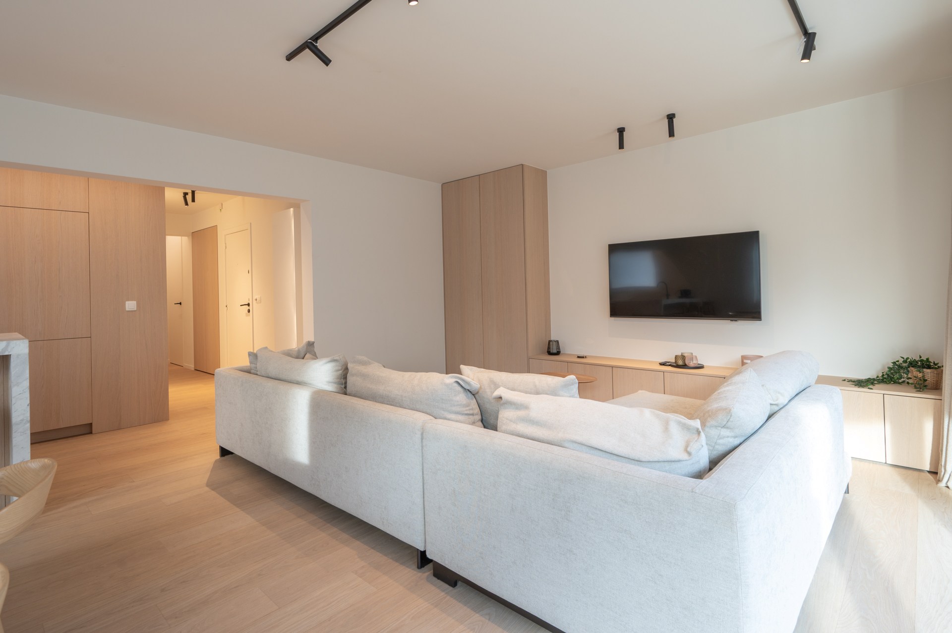 Volledig gerenoveerd HOEKappartement goed gelegen te Lippenslaan 