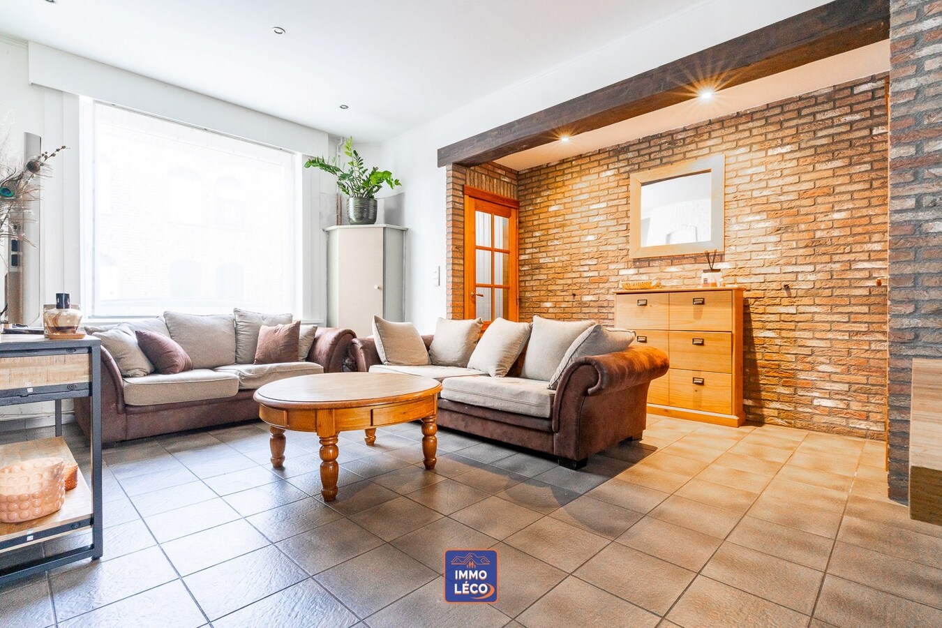 Maison rénovée érigée sur un terrain de 1448m² avec grand parking privatif, TOP SECTEUR 