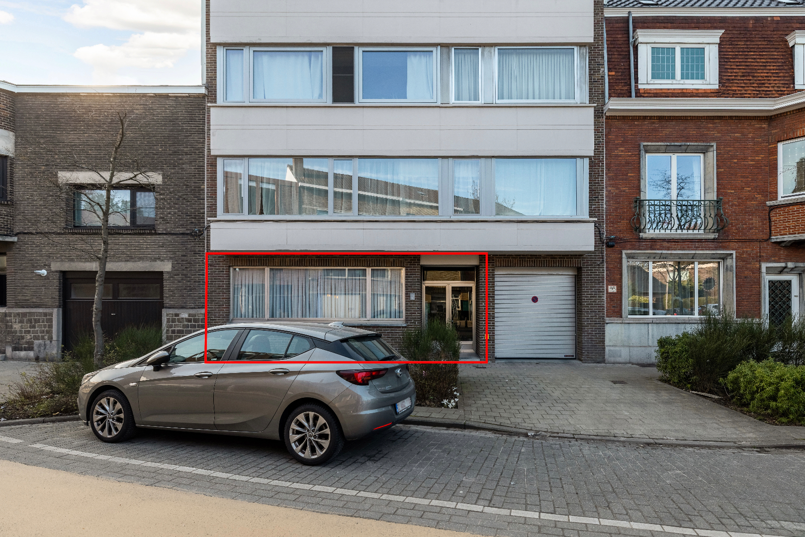 Instapklaar gelijkvloers appartement met tuin en parking in Sint-Amandsberg 