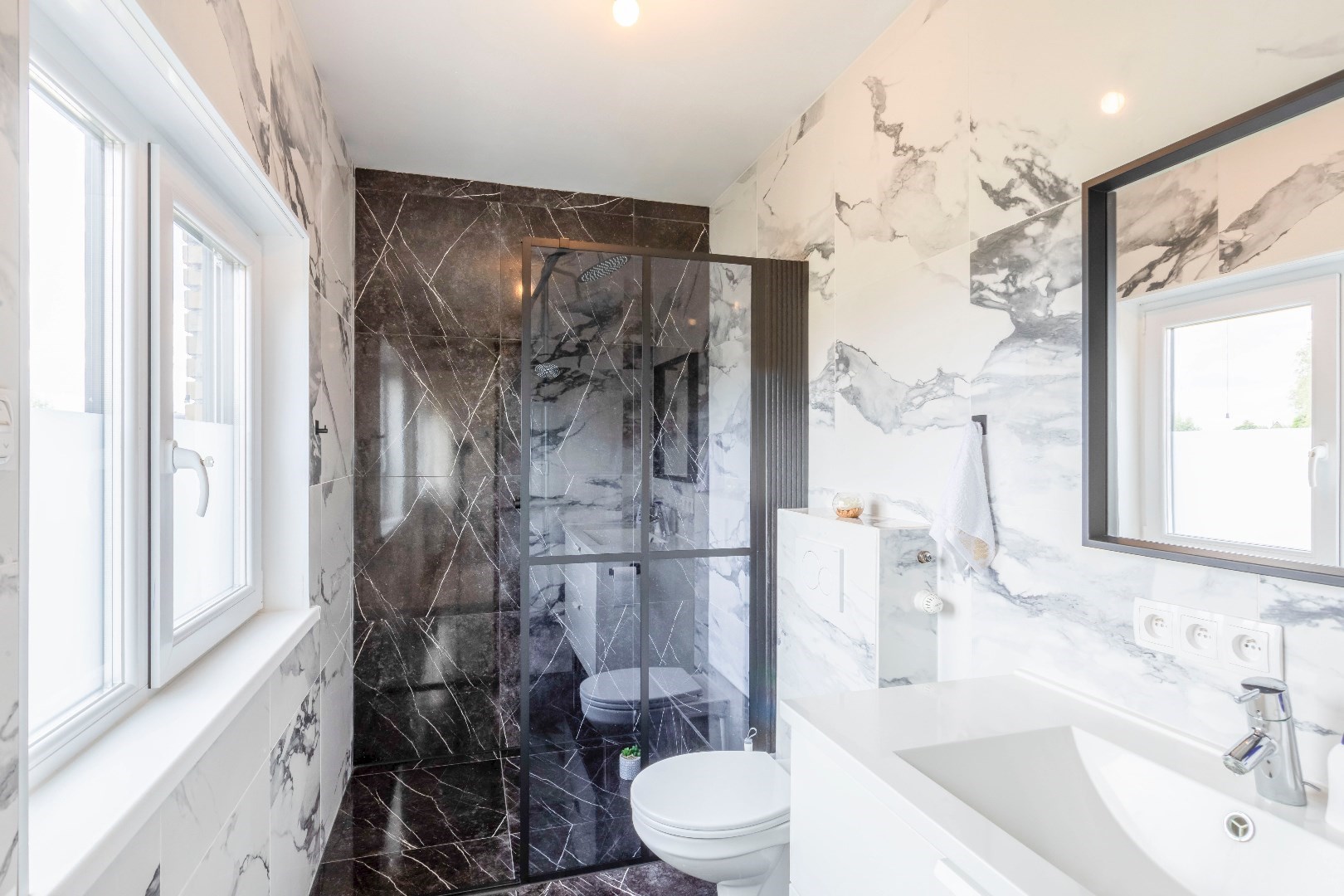 Gerenoveerde gezinswoning met 4 slpks en aangename tuin 