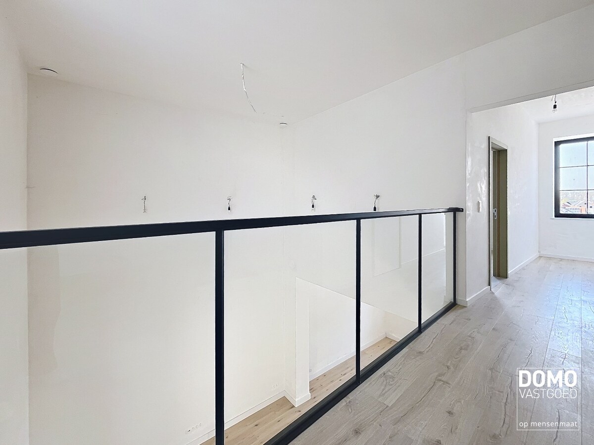 PRACHTIG GERENOVEERDE, LICHTRIJKE WONING MET 3 SLAAPKAMERS, 2 BADKAMERS, EEN ZONNIGE TUIN EN 2 PARKEERPLAATSEN TE GINGELOM (MIELEN-BOVEN-AALST) 