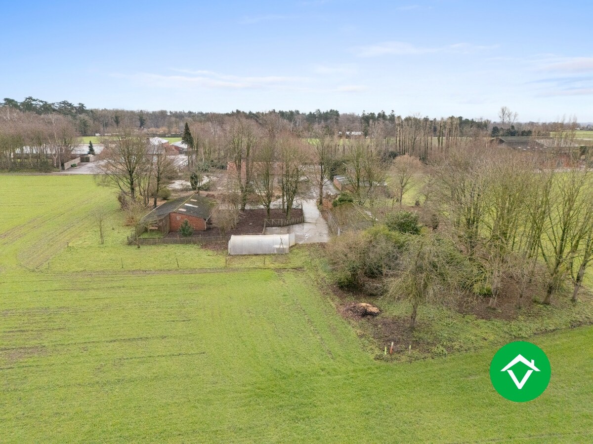 Rustig gelegen alleenstaande woning met bijgebouwen te Koekelare 