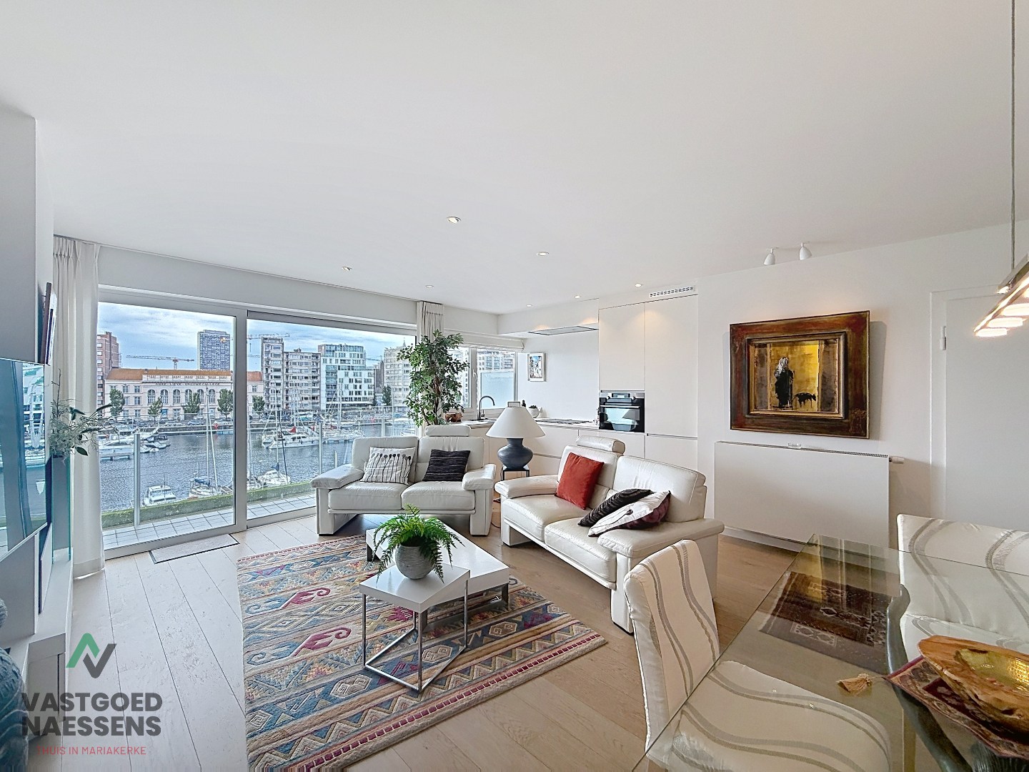 Magnifique appartement rénové de 2 chambres avec terrasse et vue sur le port. 