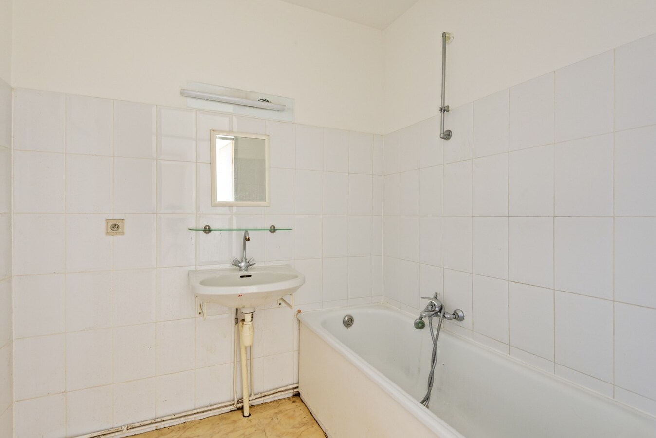 Te renoveren appt. met 2 slpk en terras te hartje Hoboken! 