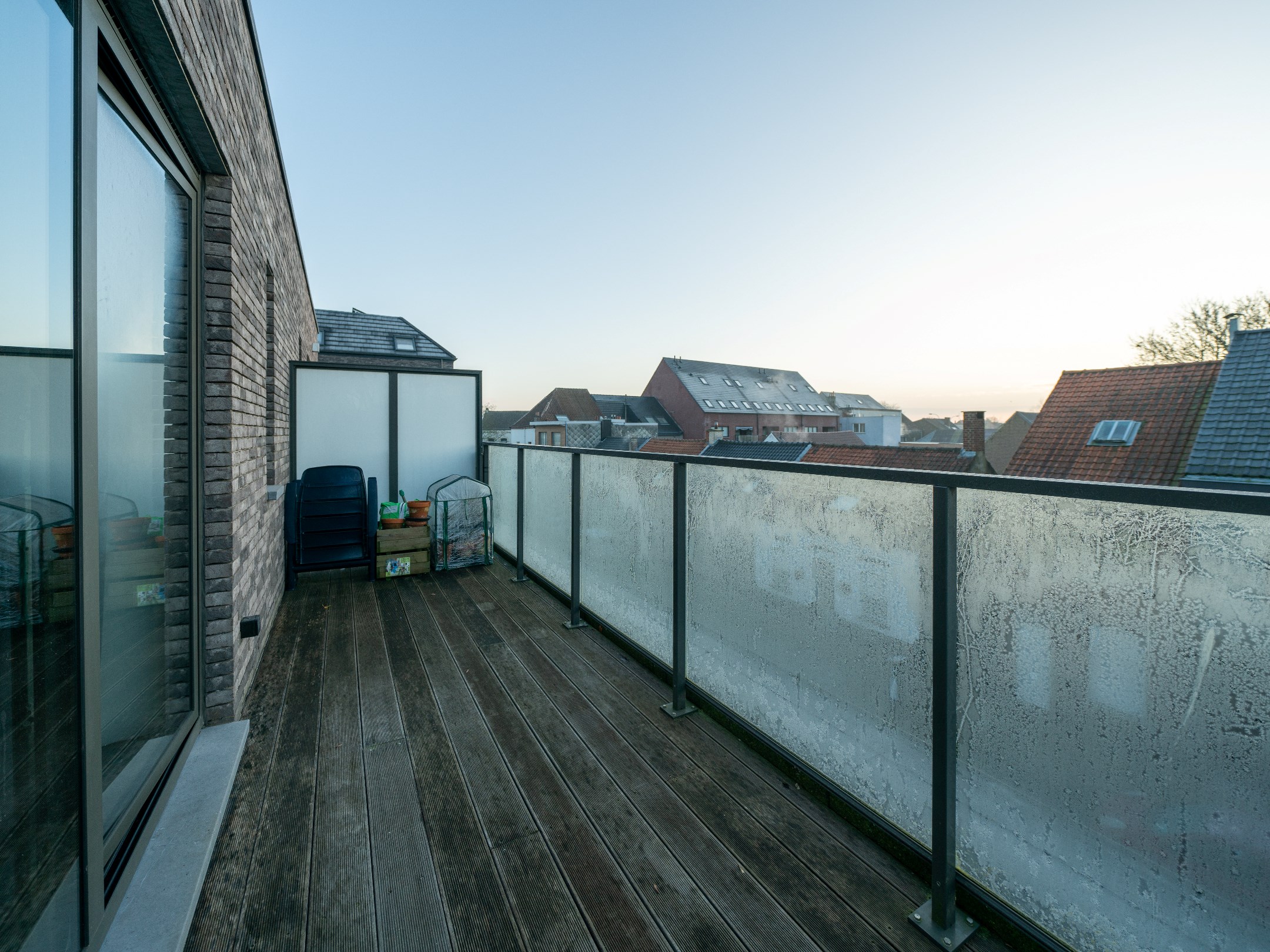 Nieuwbouwappartement met 3 terrassen, staanplaats en kelder 