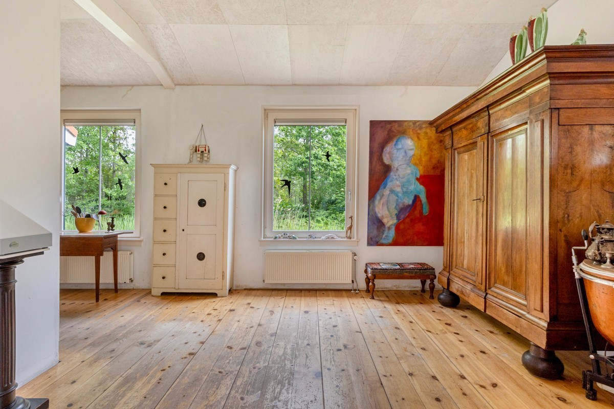 TE KOOP: Kampweg 11 te Burgh-Haamstede. Een plek als deze komt zelden beschikbaar: een unieke combinatie van wonen tegen de duinen aan en nabij het strand en nabij de boswachterij op één van de meest 