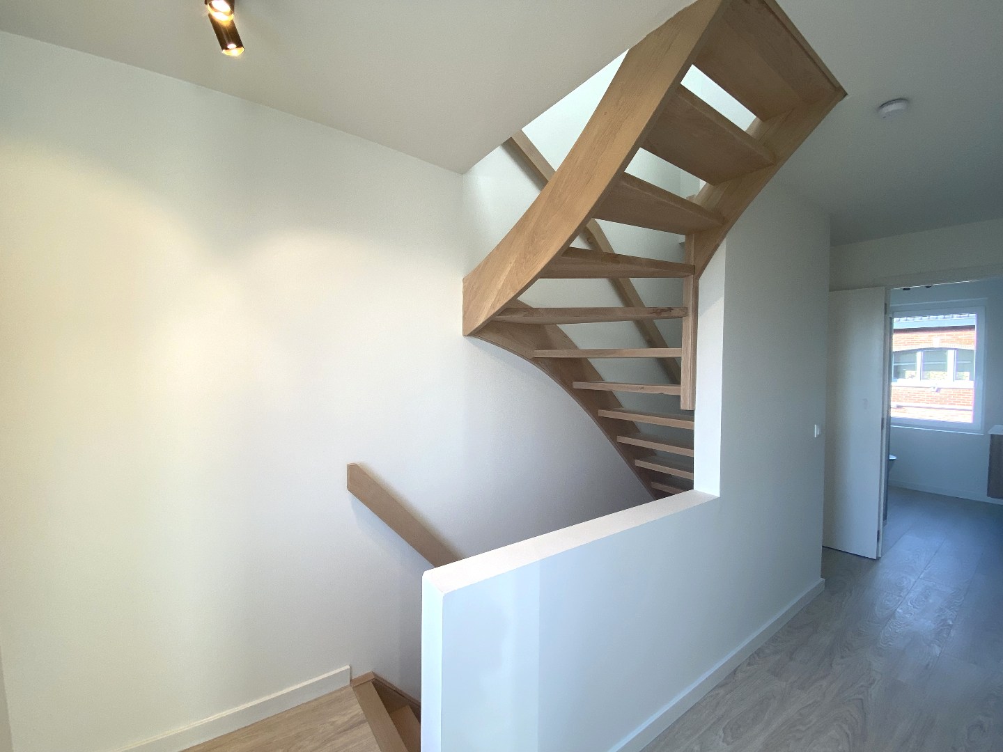 Volledig gerenoveerde centrumwoning in het hartje van Sint-Lodewijk op 442 m²! 