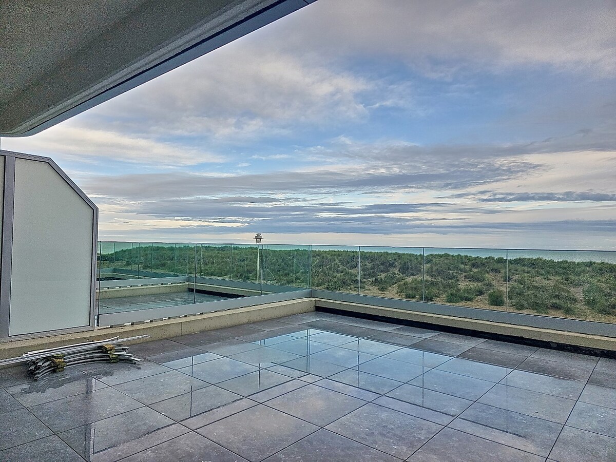 Appartement en angle unique avec une grande terrasse et vue sur la mer ! 