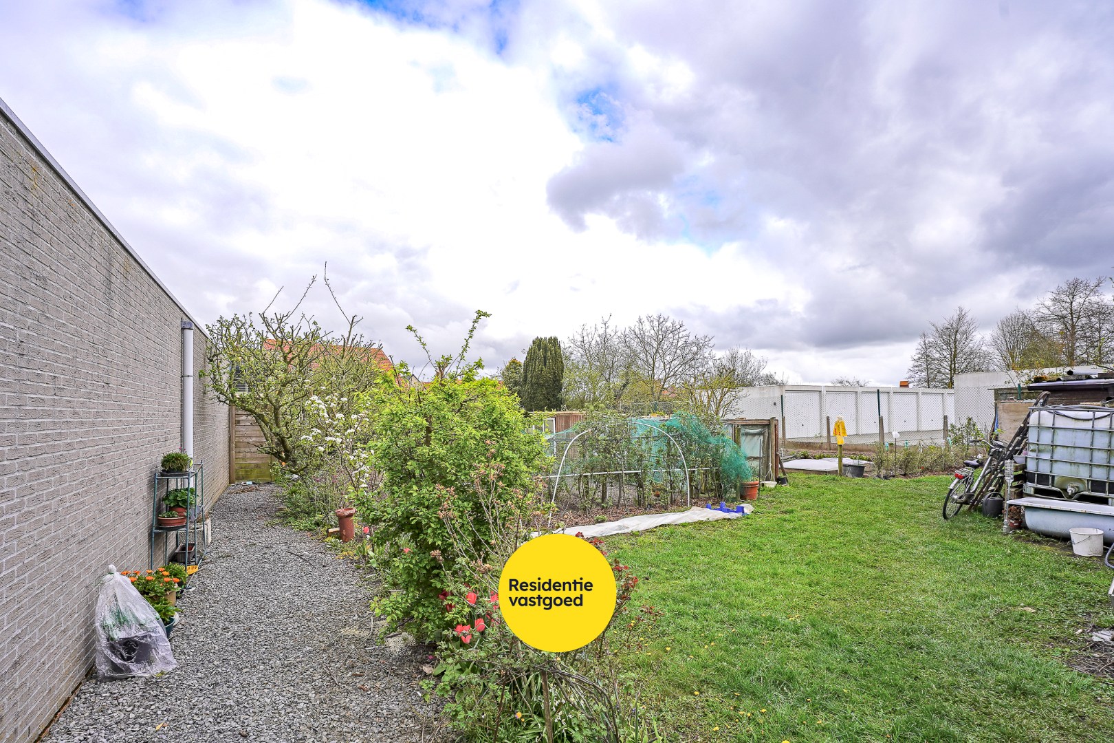 Recent appartement met privatieve tuin (346m²)  en ruim terras (40m²) in het centrum van Woumen! 