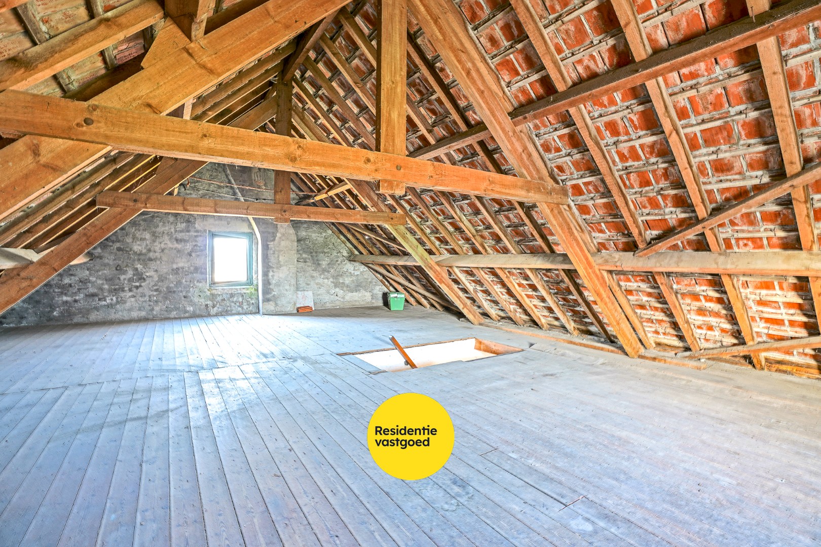 Te renoveren woning met 5 slaapkamers op 8.102 m²  te Diksmuide! 