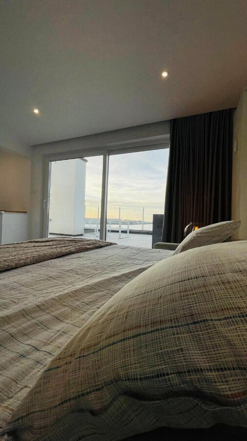 Exclusief hoekpenthouse met uitzonderlijk zeezicht en riant zonneterras in Heist. 