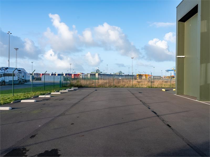 Bedrijfsgebouw met burelen en opslagruimte. 