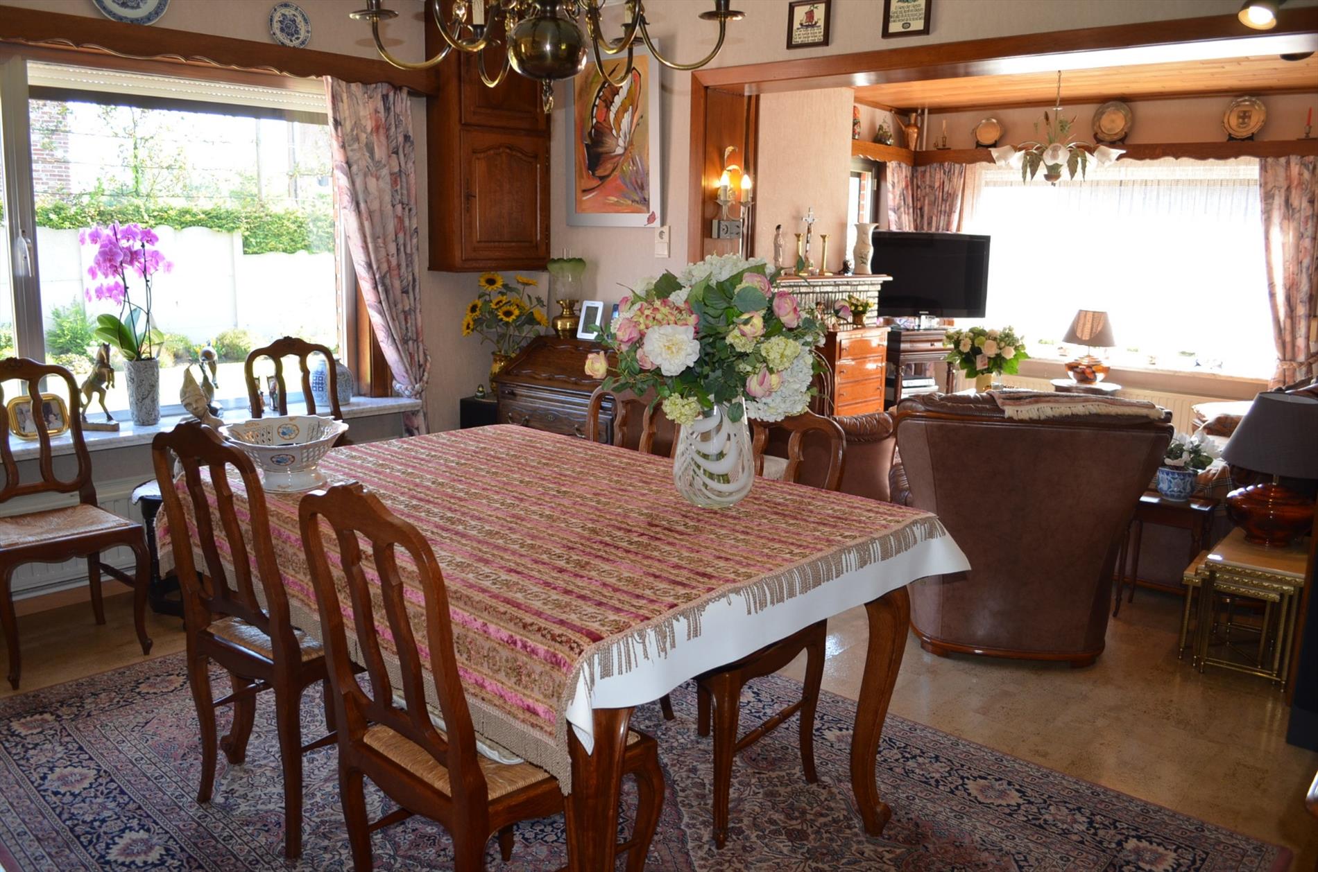 Landelijk gelegen woning op 911m² met bijgebouwen en 3 slpks te Maldegem 