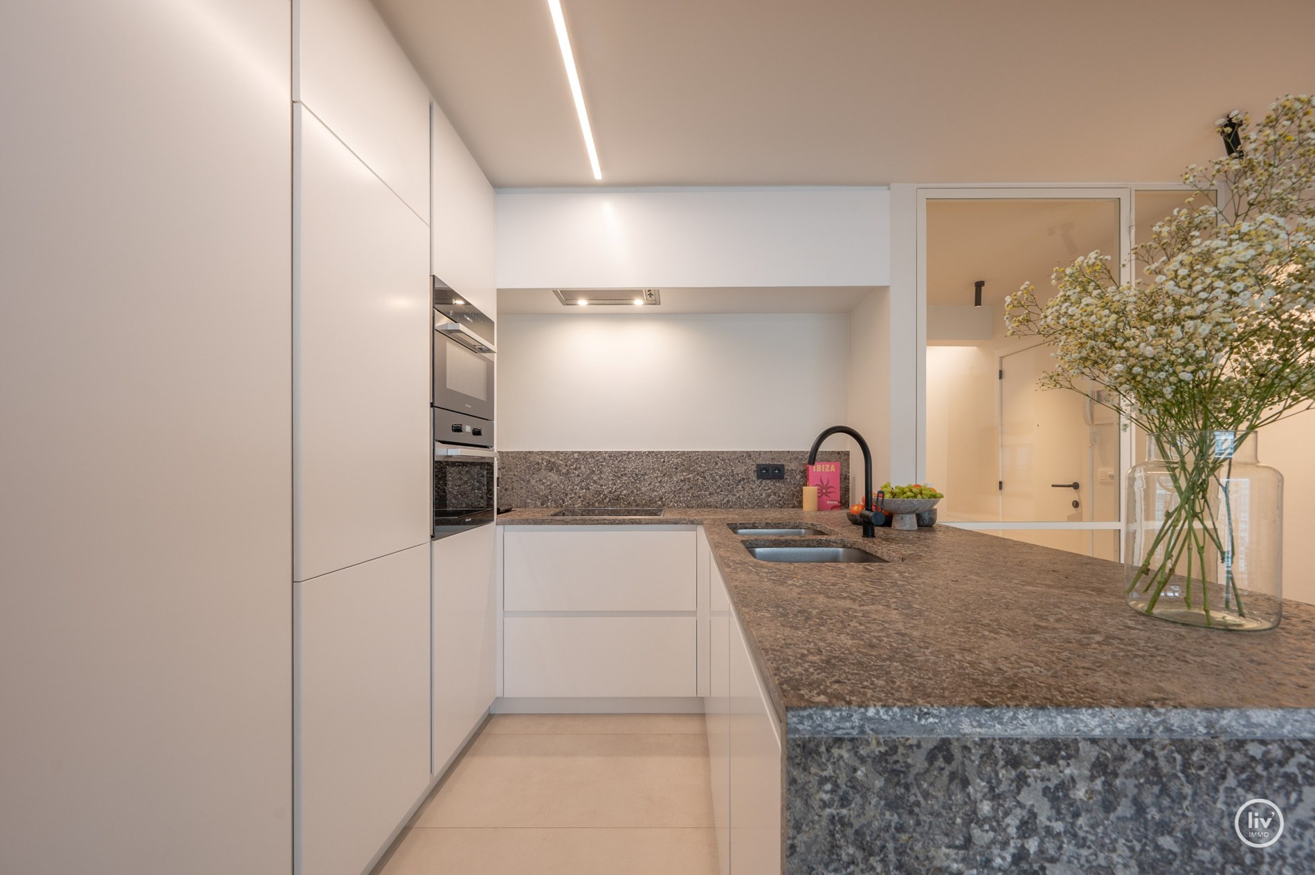 Prachtig ruim 2 slaapkamerappartement met mooie gevelbreedte en groot zonneterras op een topligging vlakbij de Dumortierlaan te Knokke. Garage mogelijk in het gebouw. 