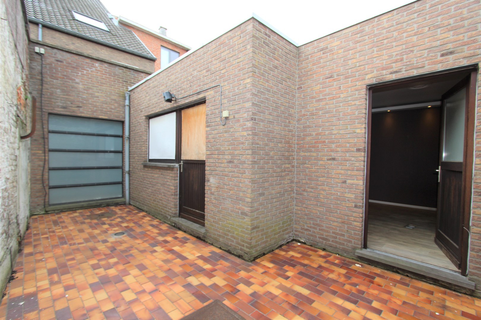 PRACHTIG GELEGEN MODERNE HANDELSWONING 