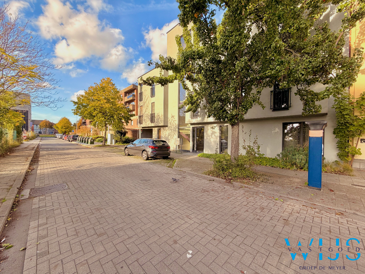 Ruim gelijkvloers appartement met tuin en 2 parkeerplaatsen in Gent! 